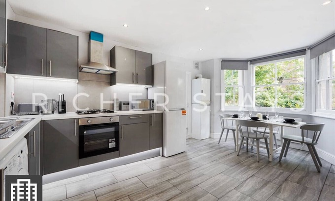 Clapton Casa | Hackney Guest Rooms | Spacious Double (RM2)
