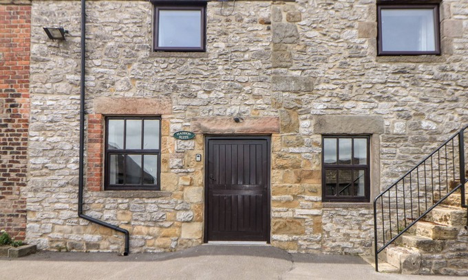 Over Haddon Cabaña | HADDON COTTAGE, pet friendly, character holiday cottage in Bakewell
