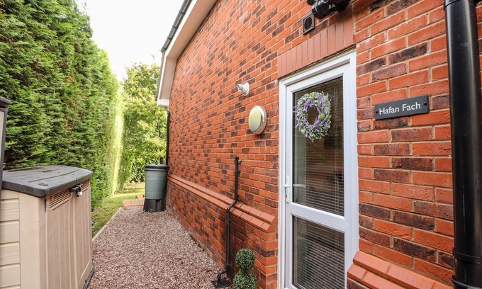 Flintshire Cabaña | HAFAN FACH, with a garden in Mold
