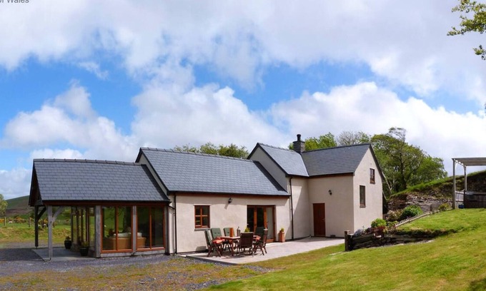 Denbigh Casa | Conduzca por una carretera de una sola vía hasta una casa de campo Denbigh renovada con buen gusto con amplias habitaciones