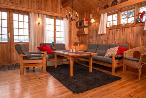 Ringsaker Casa | Hagali by Norgesbooking - cabin by the lake Næra, close to Sjusjøen