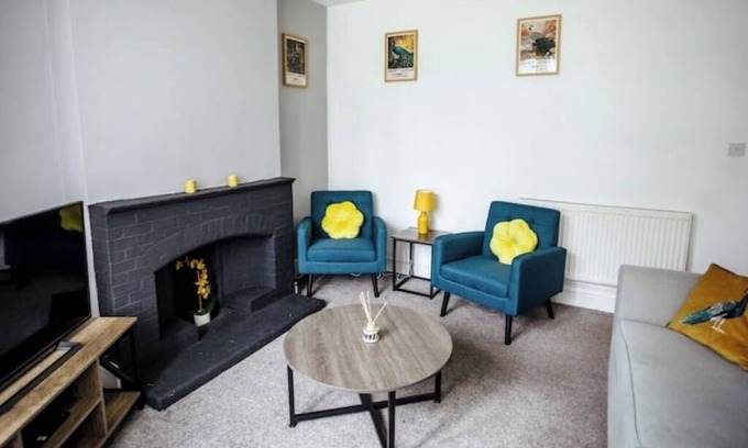 Hagley Casa | Hagley Home Large Detached 4 Bed Driveway