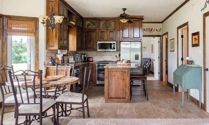 Waco Casa | Hailey's Cottage on Small Farm-16 minutes to Silos
