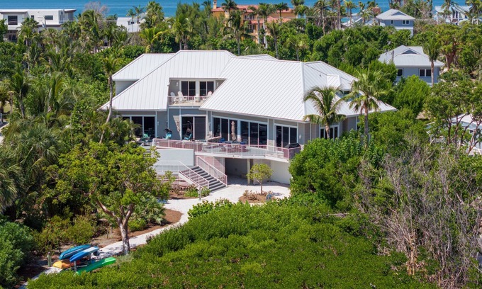 Wulfert Casa | Hakuna Matata ! Beautiful Five Bedroom Captiva home with many free amenities !