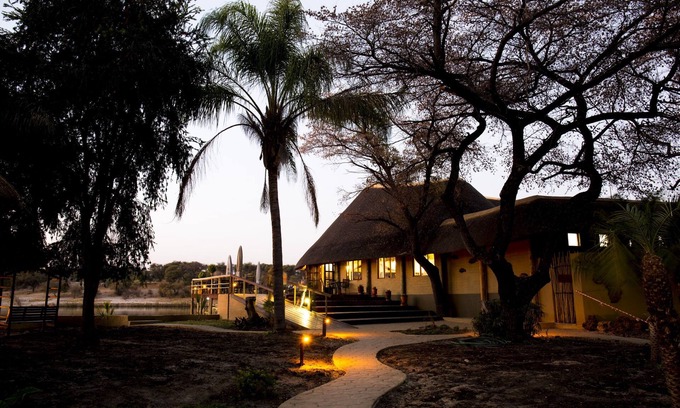 Rundu Cabina | Hakusembe River Lodge