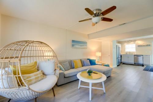 Atlantic Beach Casa | half Mi to Atlantic Beach Townhome with Balcony!