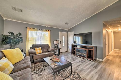 Clarksville Casa | half Mi to Fort Campbell State Line Retreat