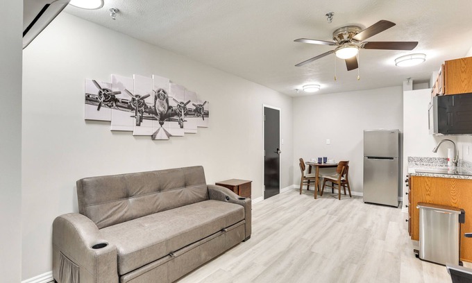 Oakland City Apartamento | Half-Mi to Oakland City Golf Club: Sleek Apartment