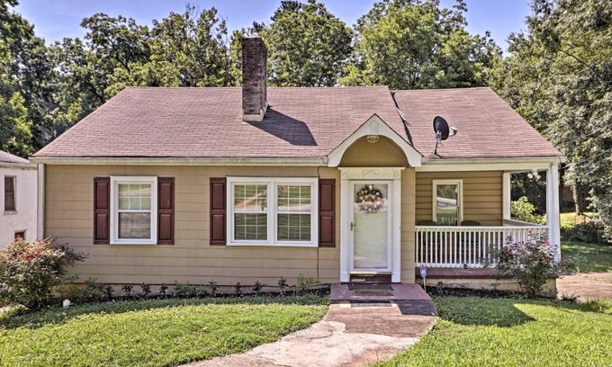 Atlanta Casa | Half-Mi to Pool and Golf Atlanta Home with Veranda!