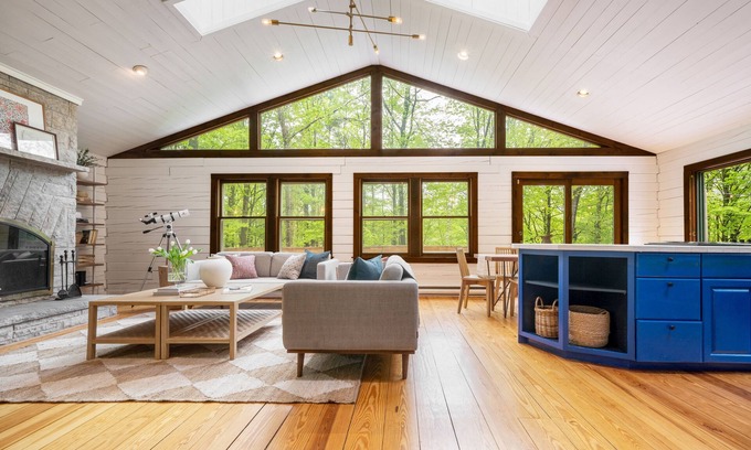 Great Barrington Cabina | Half Moon by AvantStay | 4BR Cabin w/ Large Deck & Yard