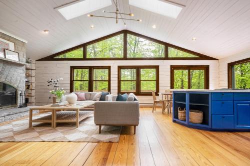Great Barrington Casa | Half Moon by AvantStay 4BR Cabin w Large Deck Yard w Patio Outdoor Dining