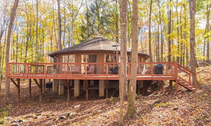 Berkeley Springs Casa | Half Round- A Quiet Mid-Century Modern Cabin