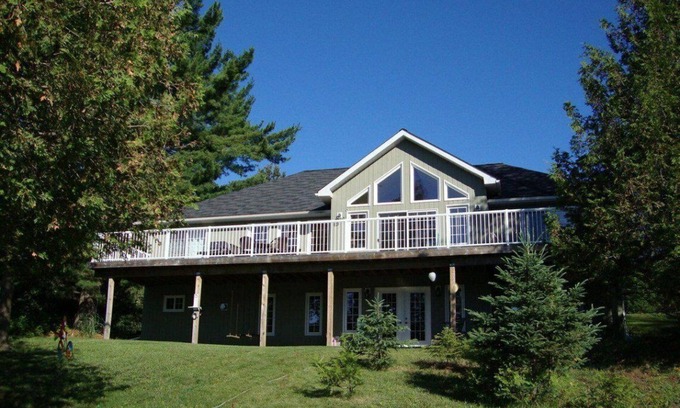 Haliburton Cabaña | Halfmoon Paradise Cottage - Lakefront Luxury Cottage