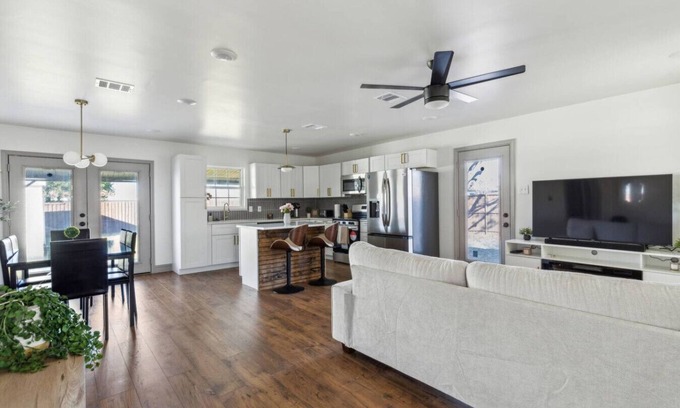 Irving Casa | Halfway to Arlington & Dallas