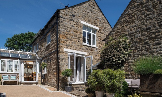 Baslow Cabaña | Hall Cottage, Baslow, near Chatsworth House, sleeps 4