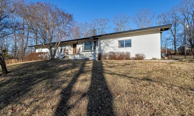 Ashley Oaks Casa | Halls Rancher on 3 Private Acres