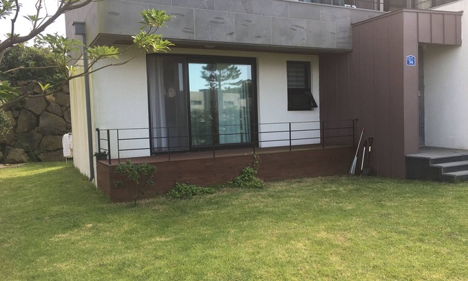Jocheon Casa | Hamdeok Beach View Townhouse villa, privado, amplio patio, espacioso, perros disponibles, ideal para familias