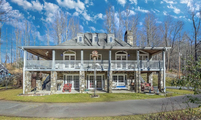 Mars Hill Casa | Main+Guest House, Private Pond, Views, Large Yard | 20mins to Heart of Asheville