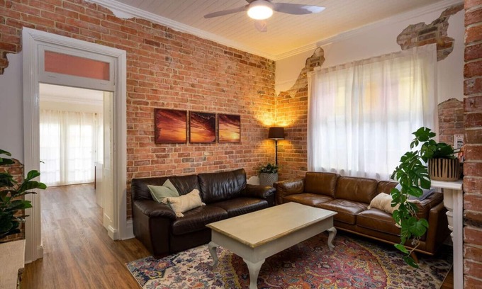 Hamilton Casa | Hamilton Hideaway Pet Friendly near Eateries and Entertainment