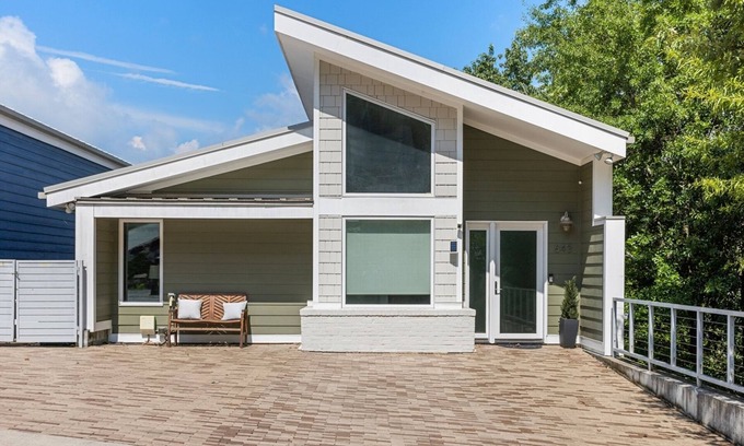 Northside Casa | Hamilton Villa | Walking Distance to Downtown | 3 BED 3BTH | 3 Bed, 3 Bath