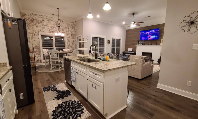 Houston County Casa | Hammock Patio House near Warner Robins Air Force Base area - better than a hotel