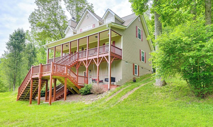 Murphy Casa | Hammocks & Forest Views: Creekside Murphy Retreat