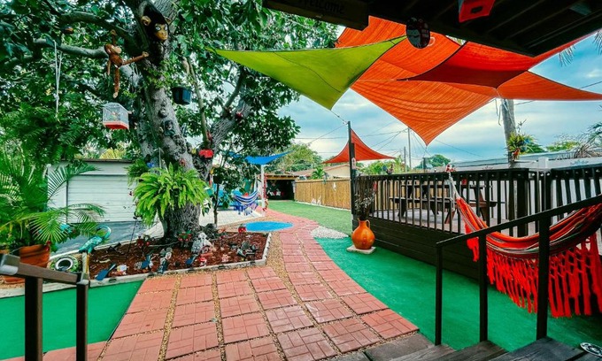 Little Ranches Casa | Hammocks & mini-golf! 10 mins from Beach!