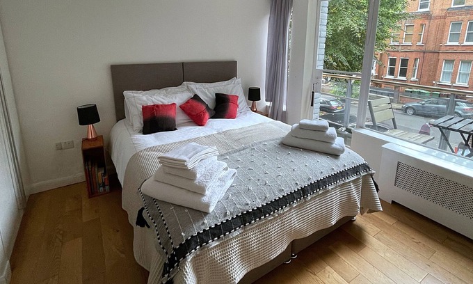 Frognal and Fitzjohns Casa | Hampstead haven - renovated standalone 2BR carriage house, off-street parking