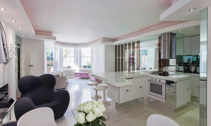 Frognal and Fitzjohns Casa | Hampstead Summer Time Garden Apartment