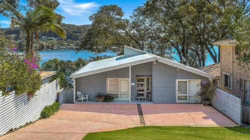 Pretty Beach Casa | 'Hampton Cottage' By HolidayCo