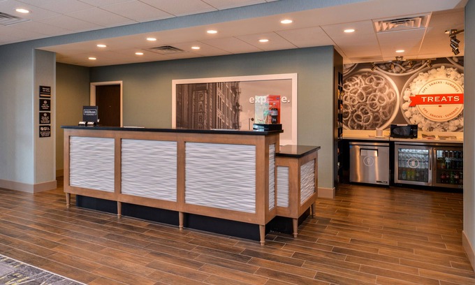 Carter Lake Hotel | Hampton Inn Omaha Airport