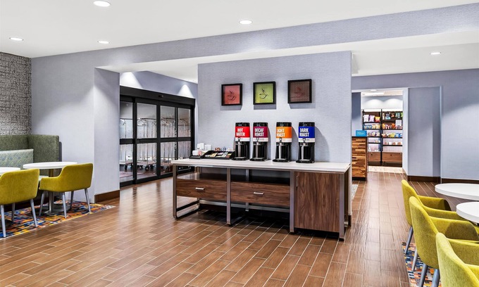 West Omaha Hotel | Hampton Inn Omaha/West Dodge Road (Old Mill)