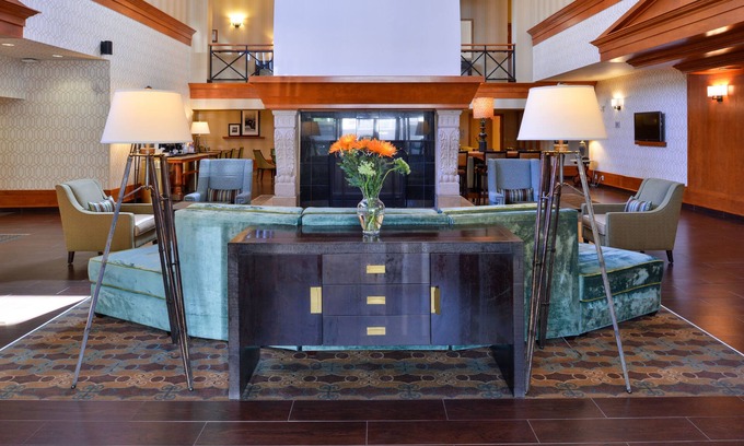 Banff Trail Hotel | Hampton Inn & Suites By Hilton Calgary- University Northwest