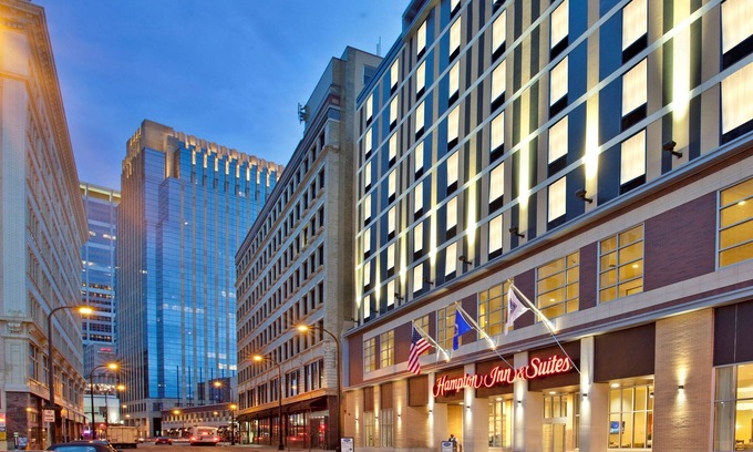 Downtown West Hotel | Hampton Inn & Suites Minneapolis / Downtown
