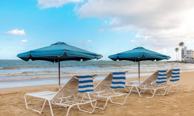 Isla Verde Hotel | Hampton Inn & Suites San Juan