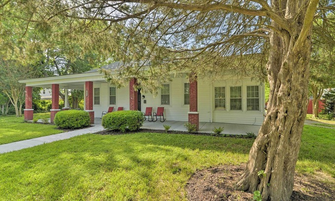 Hampton Casa | Hampton Sanctuary w/ Fire Pit & Fenced Yard!