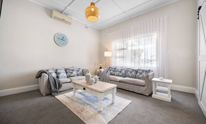 Semaphore South Casa | Hamptons Bungalow @ Semaphore - 3BR, Parking, BBQ