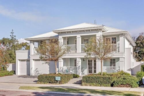 Dunsborough Casa | Hamptons By The Green - Grand Golfside Retreat