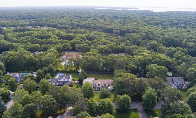 East Quogue Casa | Hamptons Haven/New 27 Ft Boat Rental optional/Pool/Huge Bkyard w/Tiki Bar!