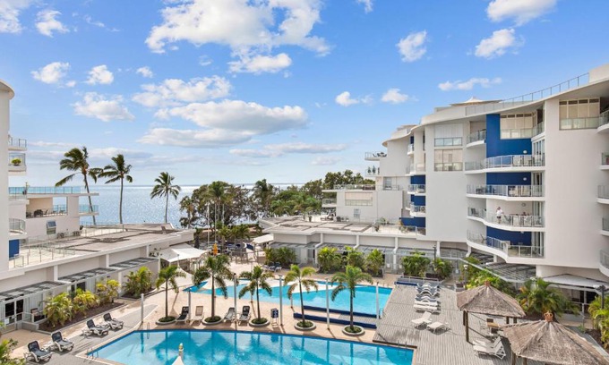 Urangan Apartamento | Hamptons Meets Hervey Bay In Upmarket Resort - Ocean Views