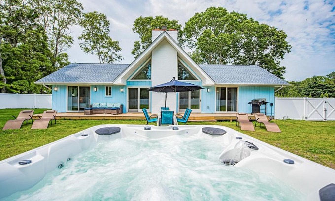 Hampton Bays Chalet De Esquí | Hamptons retreat w/ hot tub + loft only minutes to the beach