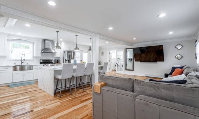 Huntington Casa | Hamptons Style Living Walk to Cafe Deck