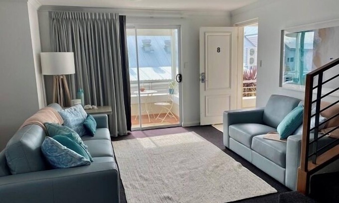 Middleton Beach Apartamento | Hamptons style two-story 3 bed, 2 bath apartment located at the heart of Binalup