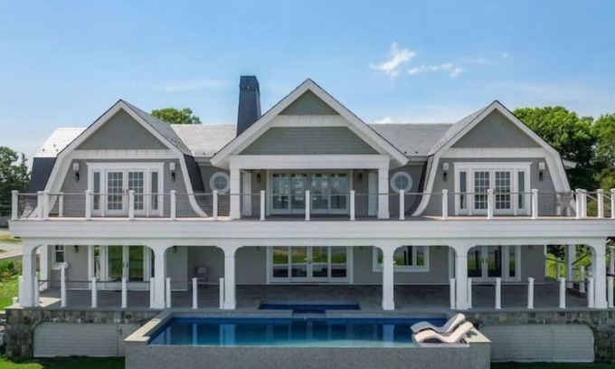 Hampton Bays Casa | Hamptons waterfront gem!