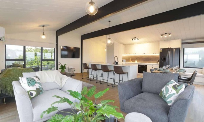Hamurana Casa | Hamurana Views | Great Lake & Farm Views with Spa