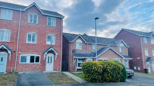 Bangor Casa | Hana Holiday Home - 4 En-suite Bedroom house