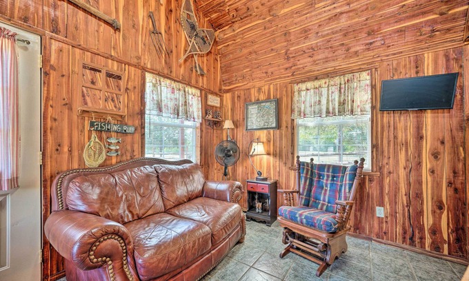 Nashoba Apartamento | Hand-Built 'Black Fork Cabin 2' w/ Fire Pit!