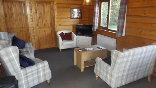 Evesham Casa | Hand built log cabin at Avonvale Holiday Lodges