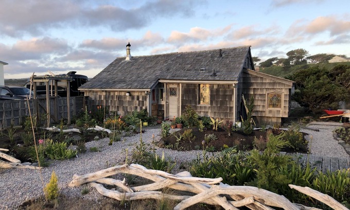 Bandon Cabaña | Handbuilt Beach Cottage on the South Jetty Estuary