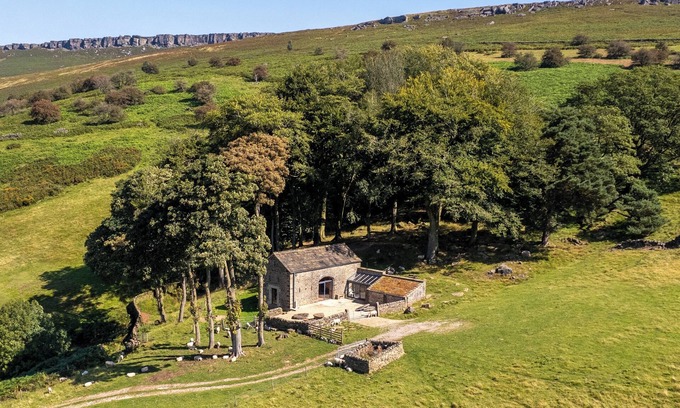 Hollow Meadows Casa | Handcrafted barn conversion in the heat of the Peak District